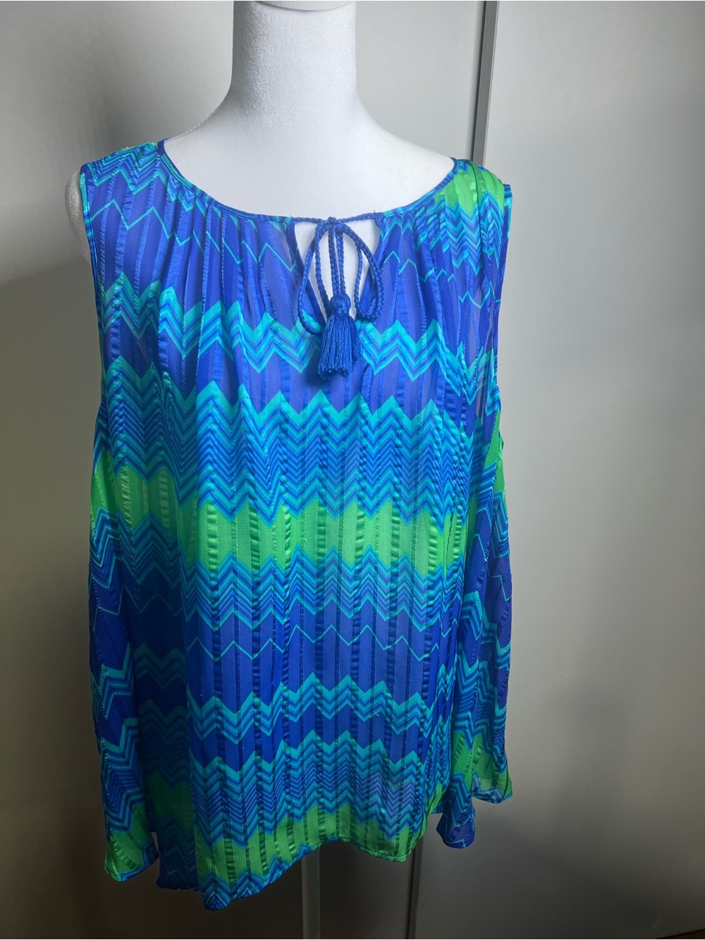 STYLUS Blue and Green Chevron Tie-Neck Sleeveless Tank